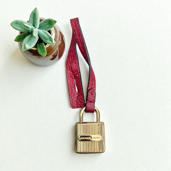MICHAEL KORS Gold Tone Lock Red Pebbled Leather Strap Fob Bag Charm Hang Tag - Picture 1 of 10